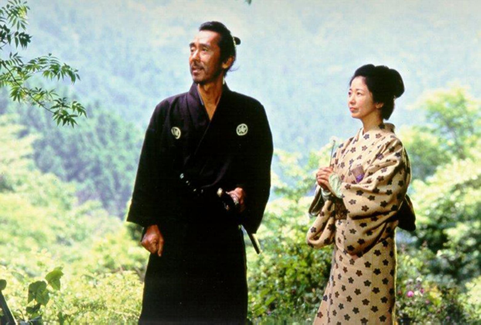  Misawa (Akira Terao) viaja com sua mulher Tayo (Yoshiko Miyazaki) em busca de um emprego