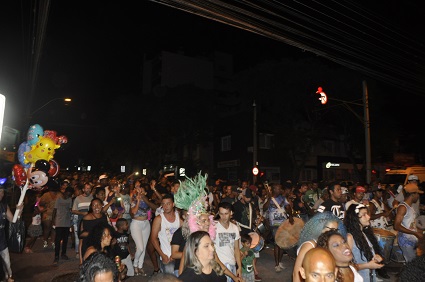 Cerca de 400 pessoas participaram da caminhada 