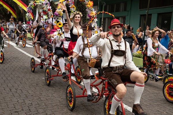 Mais de três mil figurantes animaram o público de 40 mil pessoas