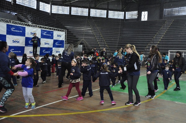 Danças, ginásticas e alongamentos foram praticados no Ginásio Poliesportivo durante todo o dia