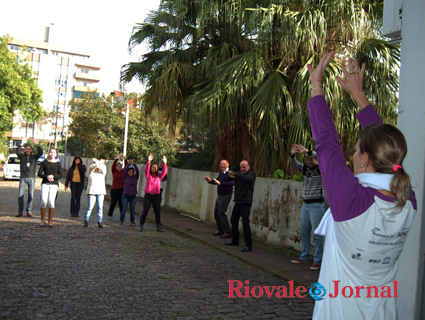Exercícios de aquecimento e alongamento foram realizados com os funcionários da Prefeitura