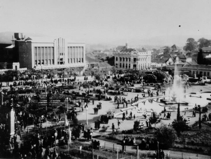 Dia festivo na praa XV de Novembro, hoje Praa Getœlio Vargas