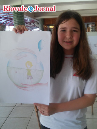 Beatriz Dickel com seu cartaz vencedor da etapa local