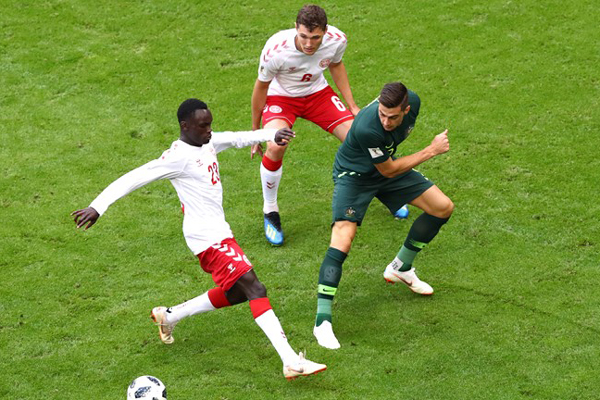 Dinamarca (camisa branca) abriu o placar, mas australianos buscaram a igualdade