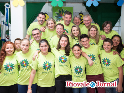 Diretoria e conselho fiscal eleitos junto dos professores que os auxiliarão