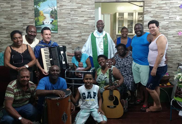 Dom G’lio Fel’cio (centro da foto) j‡ morou em Santa Cruz. Agora Ž o bispo de BagŽ