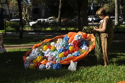 Materiais reutilizados decoram a Praça da Bandeira, como a antena parabólica que virou cesta de ovos