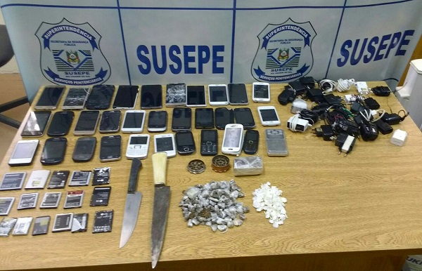 Substância semelhante a maconha, substância semelhante a cocaína, carregadores, facas, celulares, baterias e balanças de precisão foram encontrados