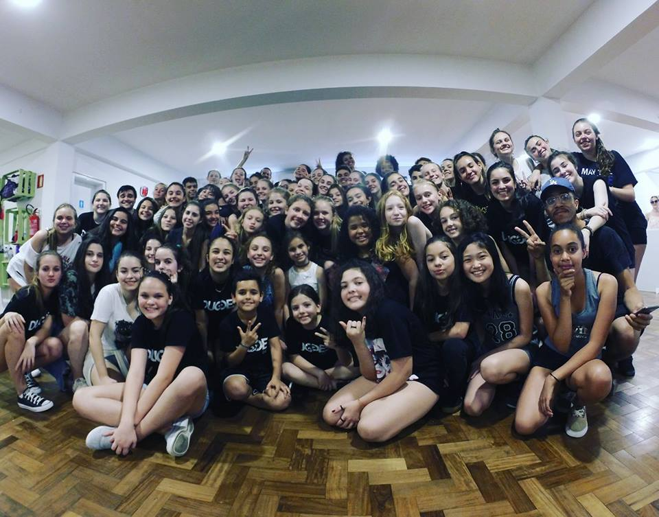 Um grupo de 90 dançarinos da Dugges Dance representa Santa Cruz