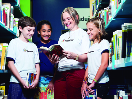 Os alunos podem contar com uma biblioteca cheia de livros