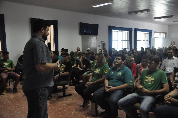 Diante de alunos, monitores, apoiadores e familiares, o monitor João Paulo Reis Costa relembrou um pouco da história da Efasc