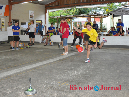Pela primeira vez, atletas vão realizar alongamentos para evitar lesões