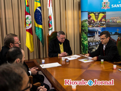 Prefeito Telmo (C) recebeu o presidente da entidade, Nairioli Callegaro (D)