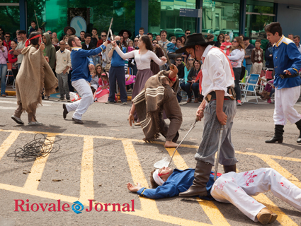 CTGs Tropeiros da Amizade e Lanceiros de Santa Cruz e PTG Areial Santa Cruz encenaram a guerra