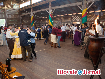 Na sequência do desfile, tradicionalistas se reuniram no Parque de Eventos