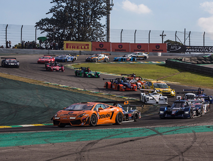 Carros estrelados dão um show na Endurance