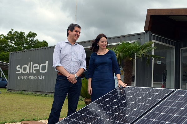 Carlos Evangelista, presidente da ABGD, e Mara Schwengber, da Solled Energia