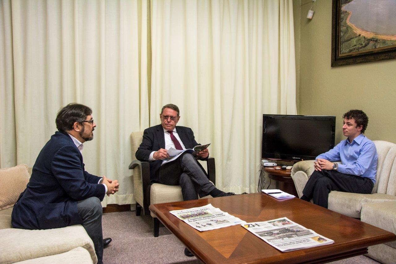 André Dreher, diretor do Riovale Jornal (esq.), prefeito Telmo Kirst (centro), secretário de Comunicação, Régis de Oliveira Júnior (dir.)