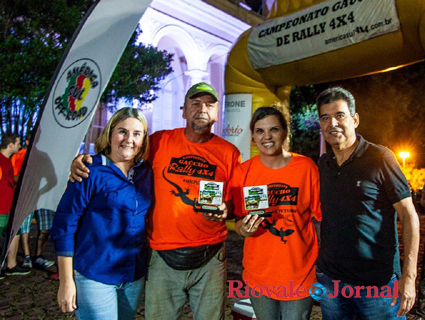 Sidnei Mohe e Inês Weschenfelder receberam troféus entregues por Silvani Frantz e Sidney de Oliveira Lopes, representantes da Prefeitura