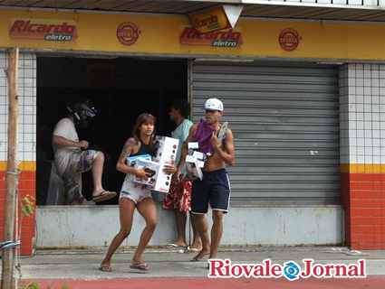 Lojas foram saqueadas a luz do dia