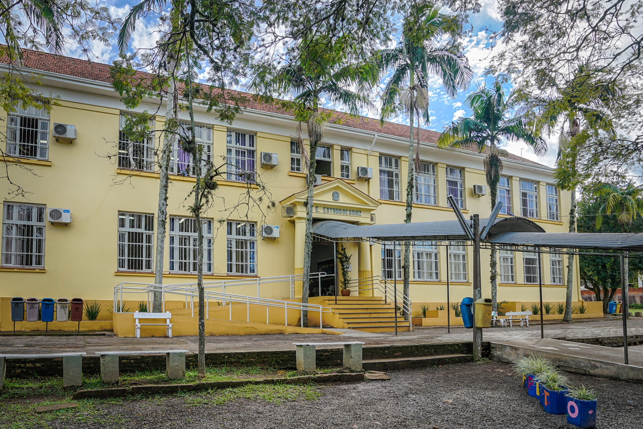 A escola funciona em três turnos e oferta Ensino Fundamental, Médio e curso técnico em Logística
