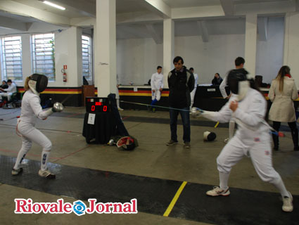 Disputa entre Calazans (dir.) e Domingues (esq.) na categoria Espada feminina