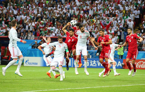 Espanha (de branco) fez 1 a 0 sobre o Irã
