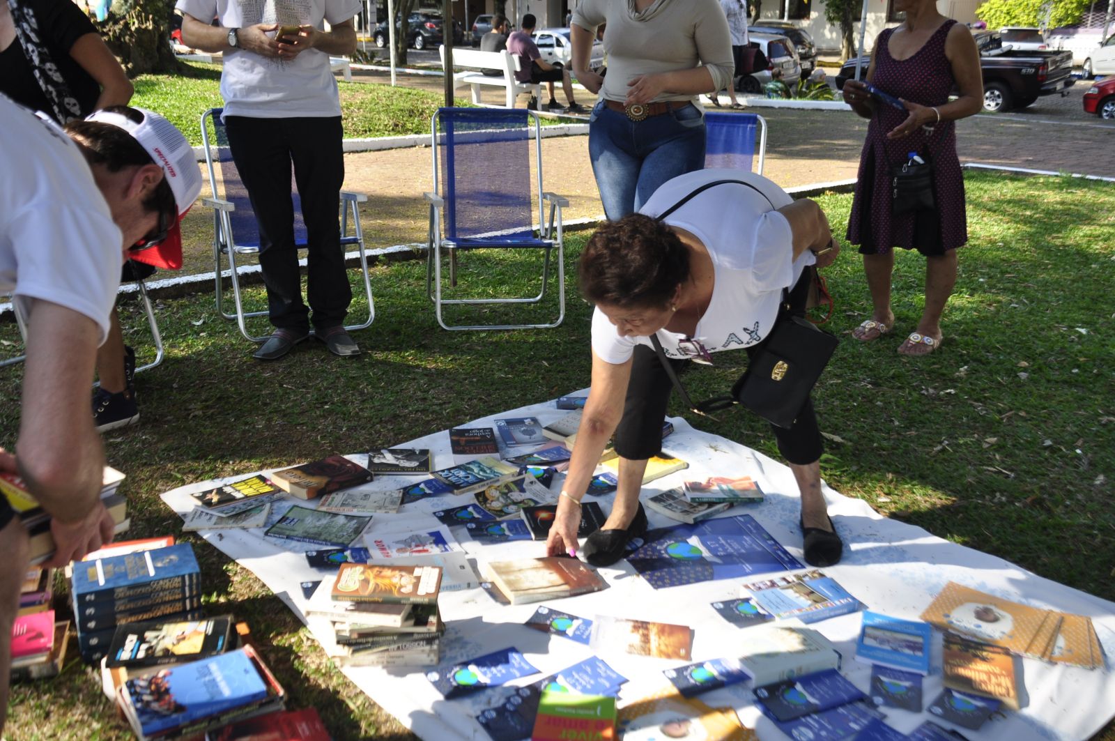 Pessoas podiam pegar livros emprestados ou fazer trocas. Doando um livro, um volume podia ser levado para casa
