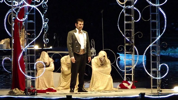 O tenor Evandro Martins é conhecido por suas belíssimas apresentações no Natal Luz de Gramado