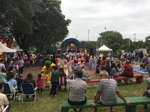 Natal Solid‡rio reuniu centenas de pessoas na Praa do Bairro Schultz na œltima segunda-feira