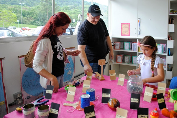 Pais e alunos circularam por salas de aula e corredores conferindo trabalhos realizados