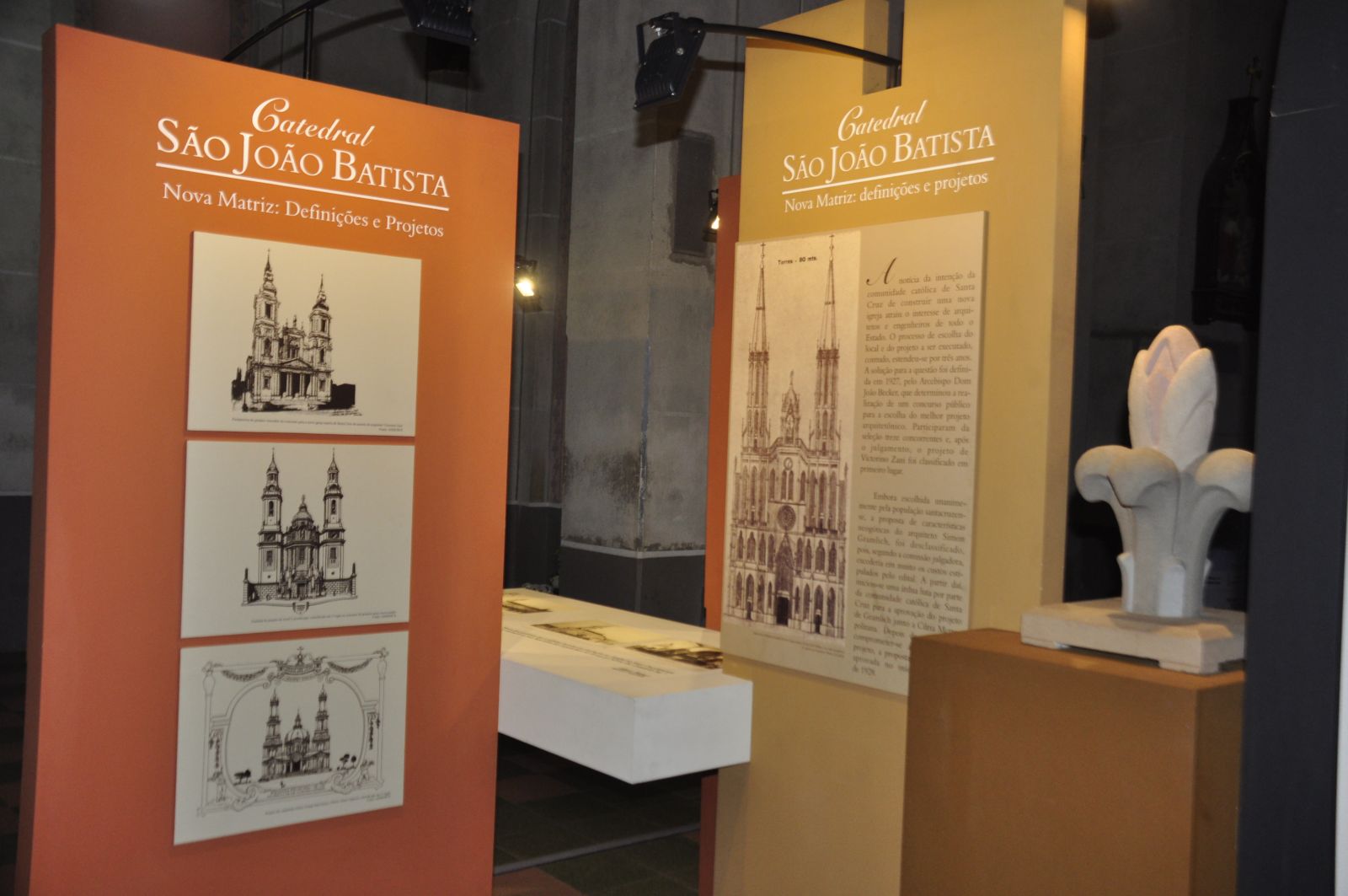Exposição está instalada no saguão da Catedral e traz, além de painéis, itens da própria estrutura