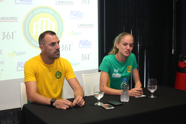 Técnico Fabiano Peçanha e atleta Jaqueline Weber, no lançamento da Missão Pan