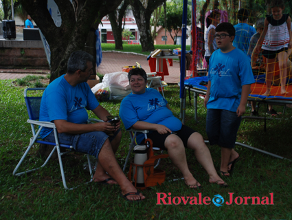 Jair, Vânia e Felipe Goulart, na tarde de sábado, 2 de abril, durante mateada na Praça da Bandeira