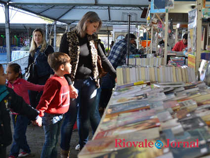Literatura encontrada na feira é voltada tanto para adultos quanto para crianças