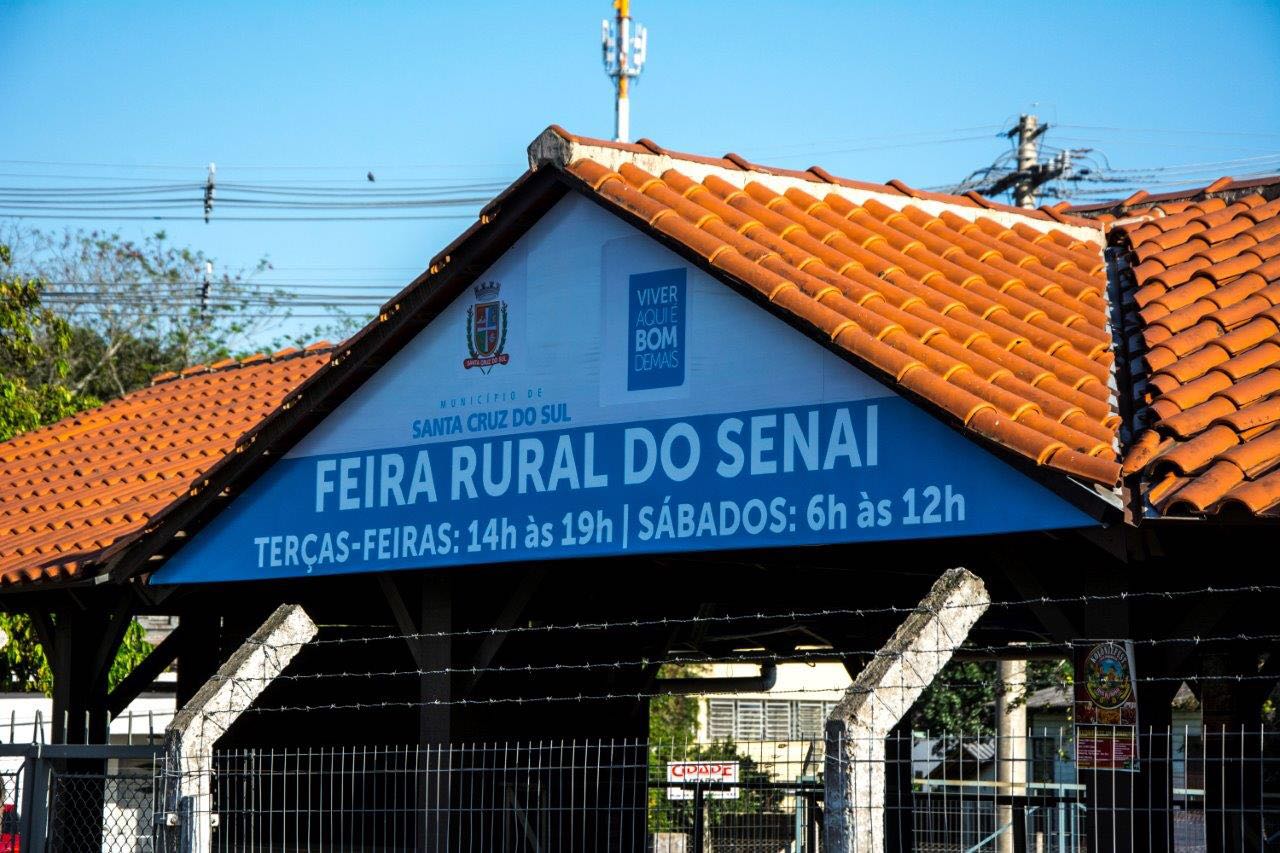 Placas indicam nome da feira e horários de funcionamento