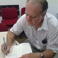 Flávio Kothe lança livro em Santa Cruz