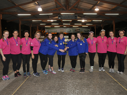 Atletas de Lajeado (camisetas azuis) foram campeãs no feminino por equipe