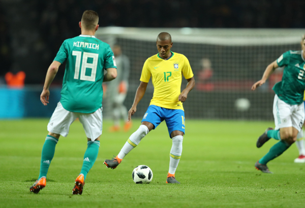 Fernandinho (na foto, marcado pelo lateral-direito Kimmich, da Alemanha) simbolizou o desempenho tático do Brasil