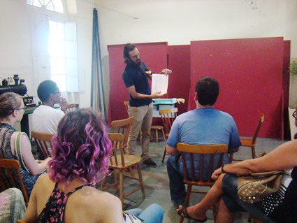 Henrique Sulzbacher apresentou a flauta Sakuhashi e suas partituras para os presentes na palestra