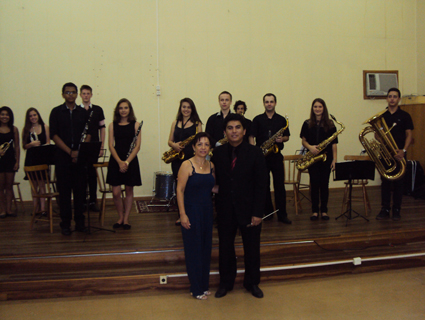 O diretor artístico, Heberson Reis junto à coordenadora do Departamento de Cultura, Margarete Rodrigues e a Big Band ao fundo