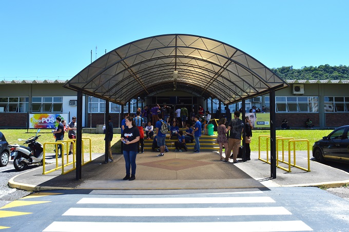 Candidatos chegaram cedo no domingo para o segundo dia de provas 