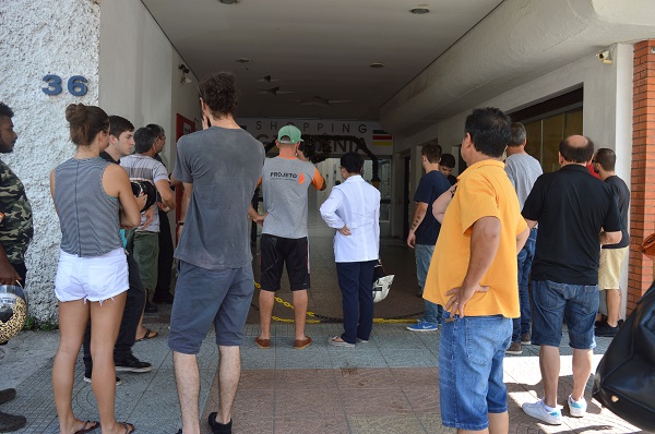 Os bombeiros evacuaram todo estabelecimento