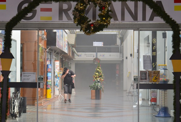 O Shopping Germânia em Santa Cruz do Sul teve princípio de incêndio na tarde da última quinta-feira, 7. Conforme informações do Capitão Joel Dittberner do Corpo de Bombeiros, tudo indica que a chama iniciou na coifa, onde há saída da caixa de gordura das cozinhas de vários estabelecimentos situados na Praça de Alimentação. Não houve feridos até o momento. A parte interna do Shopping não foi atingida e o Corpo de Bombeiros fez a evacuação total do estabelecimento e controlou o incêndio. Segundo informações de trabalhadores do local, ocorreu um estouro e a fumaça tomou conta do prédio, obstruindo totalmente a visão dos funcionários.  Após sair do Shopping uma mulher passou  mal e foi levada para o Pronto Atendimento, devido a inalação da fumaça.   A gerência do Shopping Germânia não quis se manifestar sobre o assunto. 