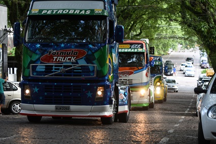 Brutos passam pelo Túnel Verde de Santa Cruz do Sul