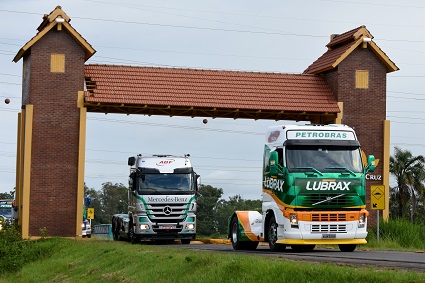 Caminhões passaram por alguns dos pontos históricos de Santa Cruz do Sul