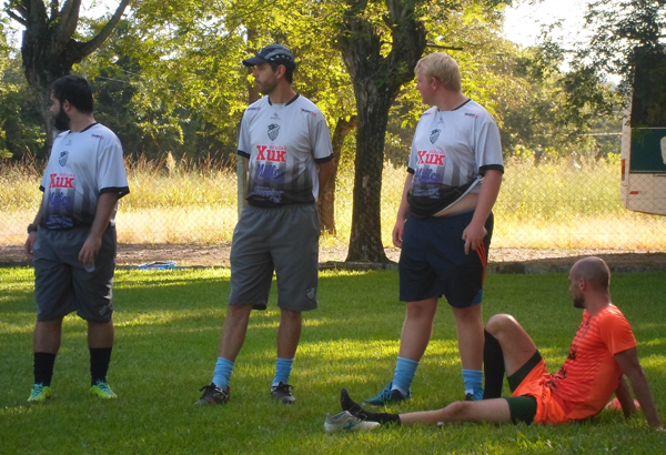 Raí (auxiliar de preparação física), Zeca Ferreira (preparador físico), Lucas Leitão (massagista) e Alessandro Paraná, sentado, logo após sentir a coxa esquerda no treino de segunda-feira em Rio Pardinho