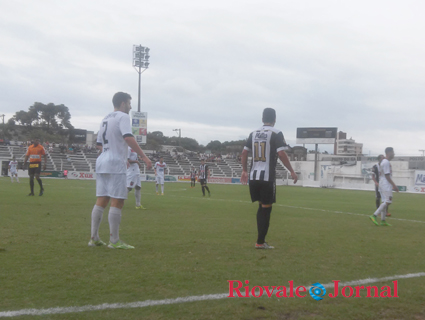 Julinho (camisa 11) foi um dos destaques da partida desta quinta-feira