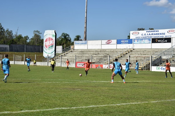 O Santa Cruz (de uniforme de treino laranja) goleou o Lajeadense na Arena Alviazul