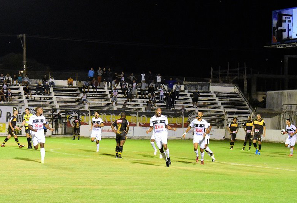 Time do Santa Cruz mudou de esquema no segundo tempo contra o São Gabriel e quase venceu